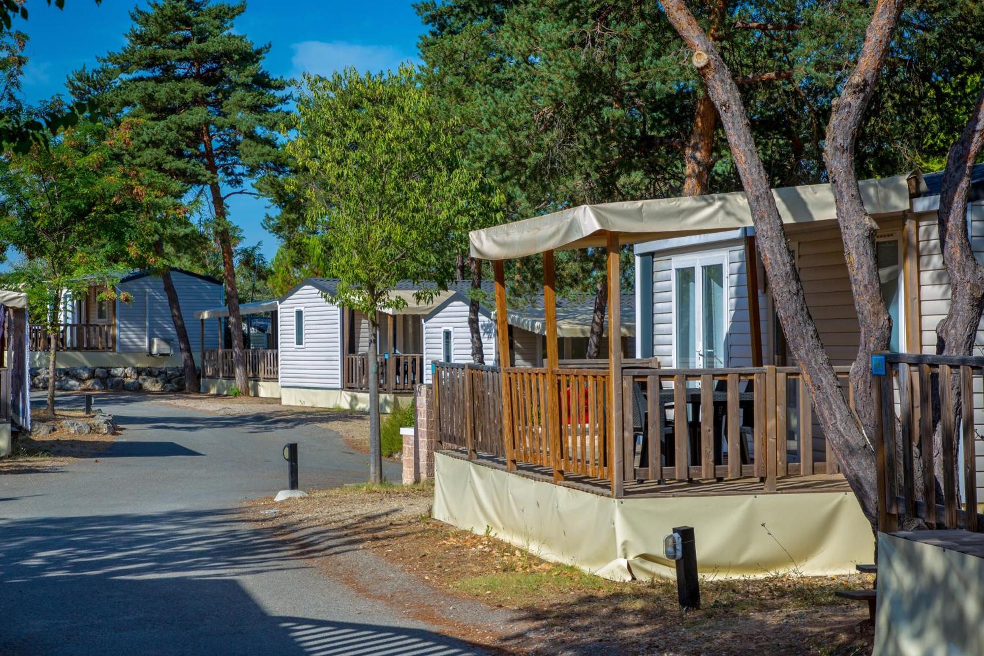 Camping Paradis La Pinede Hotel Gréoux-les-Bains Exterior foto